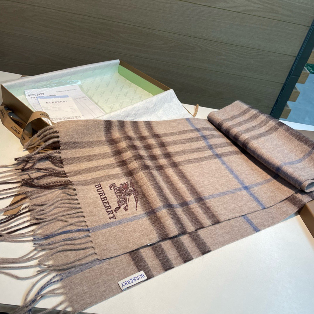 🆕Burberry · 巴宝莉格子围巾❗️好看的要疯掉了,太有型太有魅力了❗️❗️非常斯文时尚的秋冬单品!真的很喜欢,非 🆕Burberry · 巴宝莉格子围巾❗️好看的要疯掉了,太有型太有魅力了❗️❗️非常斯文时尚的秋冬单品!真的很喜欢,非