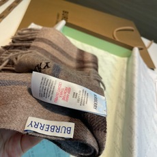 🆕Burberry · 巴宝莉格子围巾❗️好看的要疯掉了,太有型太有魅力了❗️❗️非常斯文时尚的秋冬单品!真的很喜欢,非 🆕Burberry · 巴宝莉格子围巾❗️好看的要疯掉了,太有型太有魅力了❗️❗️非常斯文时尚的秋冬单品!真的很喜欢,非