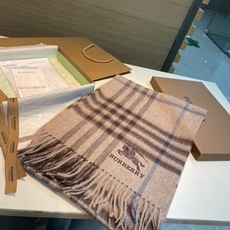 🆕Burberry · 巴宝莉格子围巾❗️好看的要疯掉了,太有型太有魅力了❗️❗️非常斯文时尚的秋冬单品!真的很喜欢,非 🆕Burberry · 巴宝莉格子围巾❗️好看的要疯掉了,太有型太有魅力了❗️❗️非常斯文时尚的秋冬单品!真的很喜欢,非