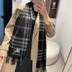 🆕Burberry · 巴宝莉格子围巾❗️好看的要疯掉了,太有型太有魅力了❗️❗️非常斯文时尚的秋冬单品!真的很喜欢,非 🆕Burberry · 巴宝莉格子围巾❗️好看的要疯掉了,太有型太有魅力了❗️❗️非常斯文时尚的秋冬单品!真的很喜欢,非