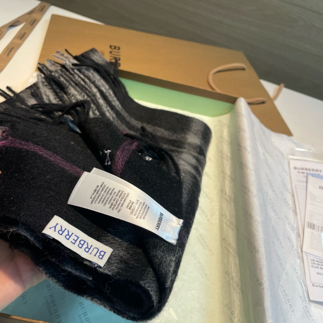 🆕Burberry · 巴宝莉格子围巾❗️好看的要疯掉了,太有型太有魅力了❗️❗️非常斯文时尚的秋冬单品!真的很喜欢,非 🆕Burberry · 巴宝莉格子围巾❗️好看的要疯掉了,太有型太有魅力了❗️❗️非常斯文时尚的秋冬单品!真的很喜欢,非