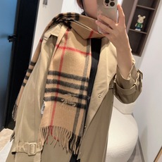 🆕Burberry · 巴宝莉格子围巾❗️好看的要疯掉了,太有型太有魅力了❗️❗️非常斯文时尚的秋冬单品!真的很喜欢,非 🆕Burberry · 巴宝莉格子围巾❗️好看的要疯掉了,太有型太有魅力了❗️❗️非常斯文时尚的秋冬单品!真的很喜欢,非