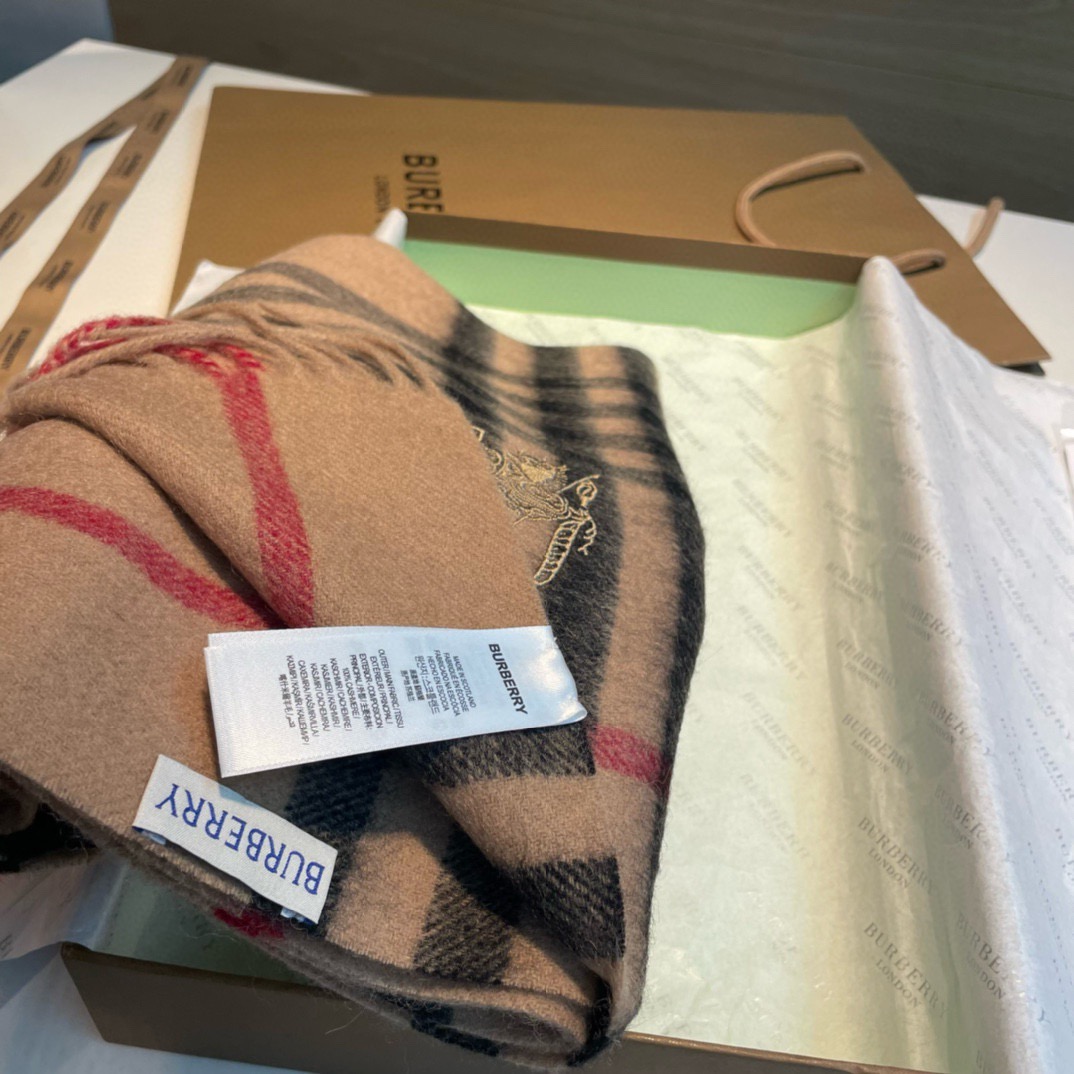 🆕Burberry · 巴宝莉格子围巾❗️好看的要疯掉了，太有型太有魅力了❗️❗️非常斯文时尚的秋冬单品！真的很喜欢，非