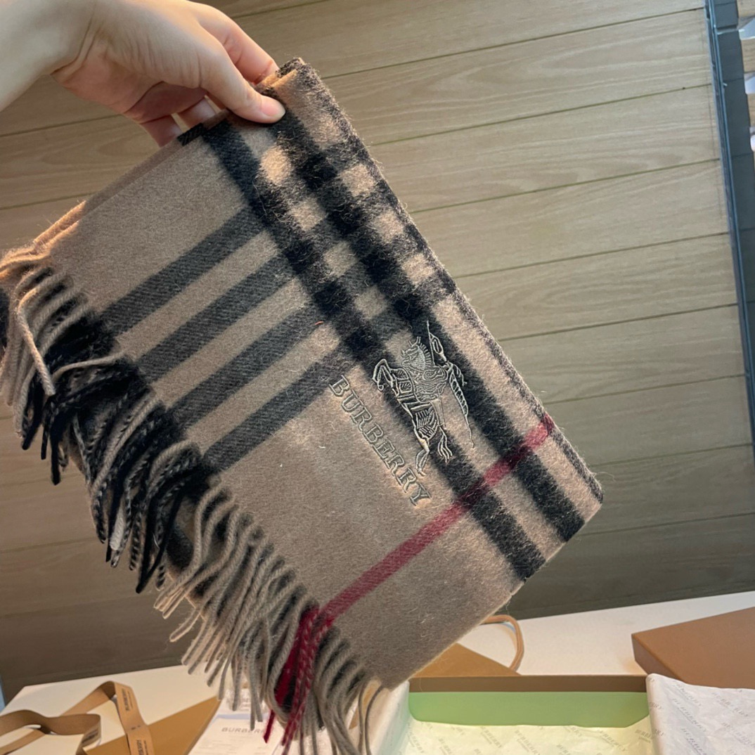 🆕Burberry · 巴宝莉格子围巾❗️好看的要疯掉了，太有型太有魅力了❗️❗️非常斯文时尚的秋冬单品！真的很喜欢，非