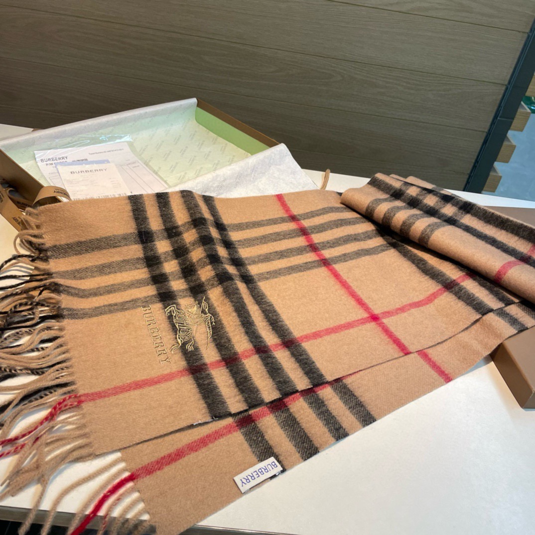 🆕Burberry · 巴宝莉格子围巾❗️好看的要疯掉了，太有型太有魅力了❗️❗️非常斯文时尚的秋冬单品！真的很喜欢，非