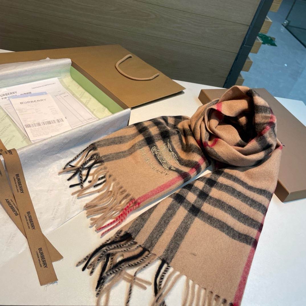 🆕Burberry · 巴宝莉格子围巾❗️好看的要疯掉了，太有型太有魅力了❗️❗️非常斯文时尚的秋冬单品！真的很喜欢，非