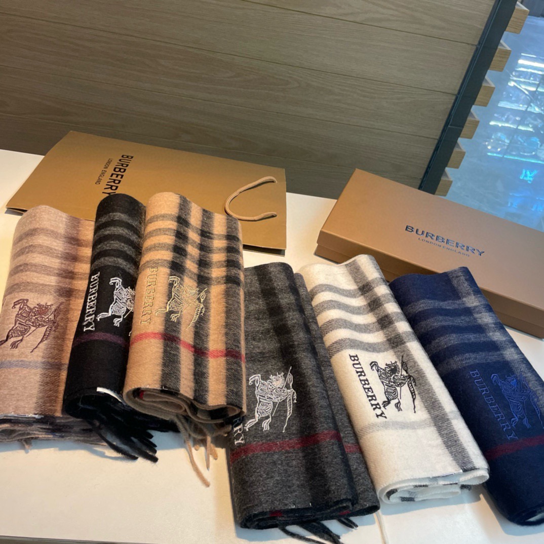 🆕Burberry · 巴宝莉格子围巾❗️好看的要疯掉了，太有型太有魅力了❗️❗️非常斯文时尚的秋冬单品！真的很喜欢，非
