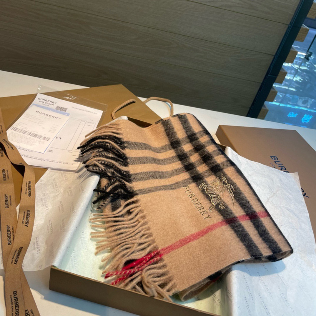 🆕Burberry · 巴宝莉格子围巾❗️好看的要疯掉了，太有型太有魅力了❗️❗️非常斯文时尚的秋冬单品！真的很喜欢，非