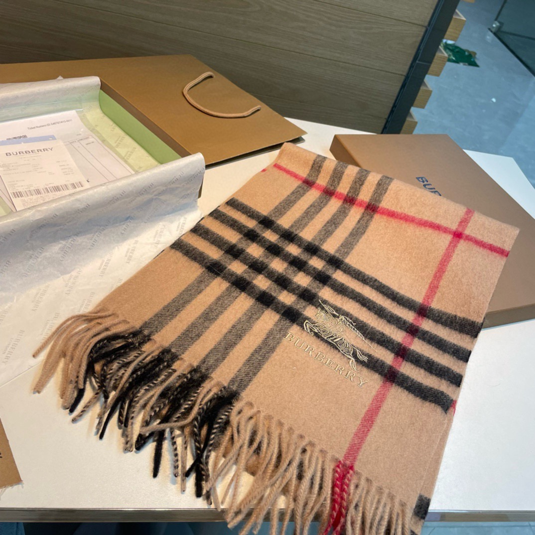 🆕Burberry · 巴宝莉格子围巾❗️好看的要疯掉了，太有型太有魅力了❗️❗️非常斯文时尚的秋冬单品！真的很喜欢，非