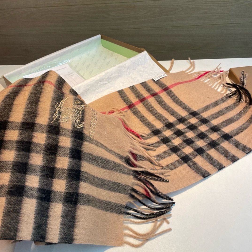 🆕Burberry · 巴宝莉格子围巾❗️好看的要疯掉了，太有型太有魅力了❗️❗️非常斯文时尚的秋冬单品！真的很喜欢，非