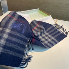 🆕Burberry · 巴宝莉格子围巾❗️好看的要疯掉了,太有型太有魅力了❗️❗️非常斯文时尚的秋冬单品!真的很喜欢,非 🆕Burberry · 巴宝莉格子围巾❗️好看的要疯掉了,太有型太有魅力了❗️❗️非常斯文时尚的秋冬单品!真的很喜欢,非