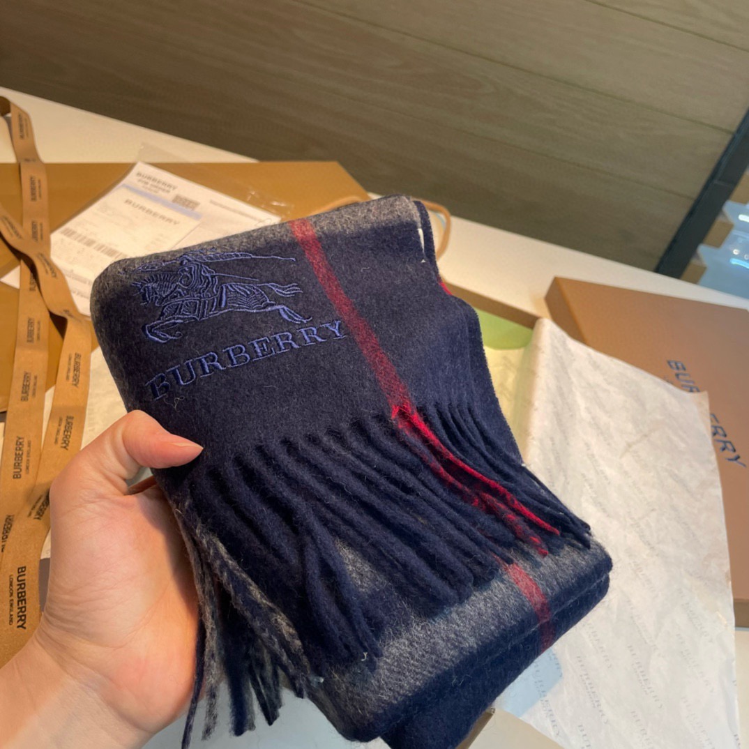 🆕Burberry · 巴宝莉格子围巾❗️好看的要疯掉了，太有型太有魅力了❗️❗️非常斯文时尚的秋冬单品！真的很喜欢，非