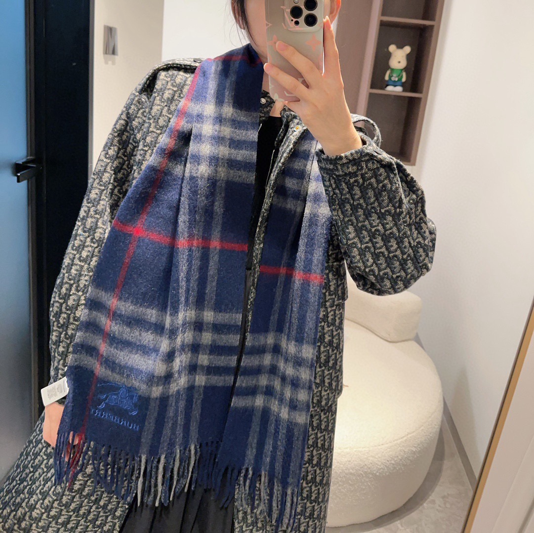 🆕Burberry · 巴宝莉格子围巾❗️好看的要疯掉了，太有型太有魅力了❗️❗️非常斯文时尚的秋冬单品！真的很喜欢，非