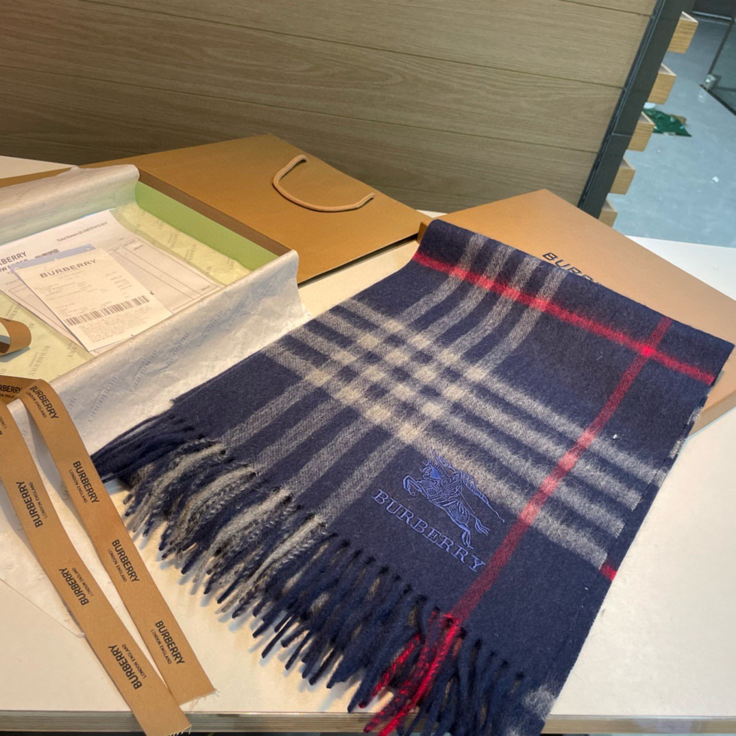 🆕Burberry · 巴宝莉格子围巾❗️好看的要疯掉了，太有型太有魅力了❗️❗️非常斯文时尚的秋冬单品！真的很喜欢，非