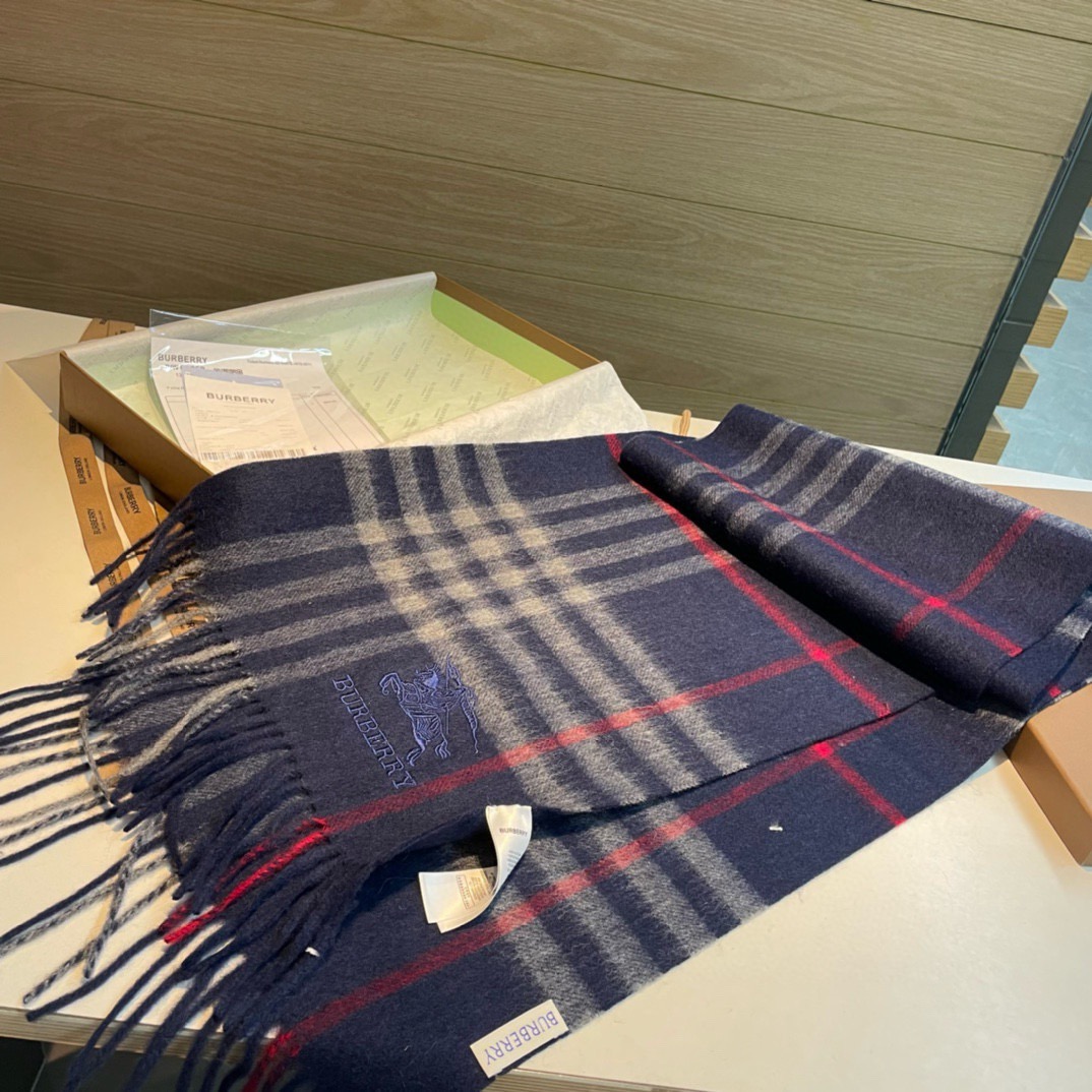 🆕Burberry · 巴宝莉格子围巾❗️好看的要疯掉了，太有型太有魅力了❗️❗️非常斯文时尚的秋冬单品！真的很喜欢，非