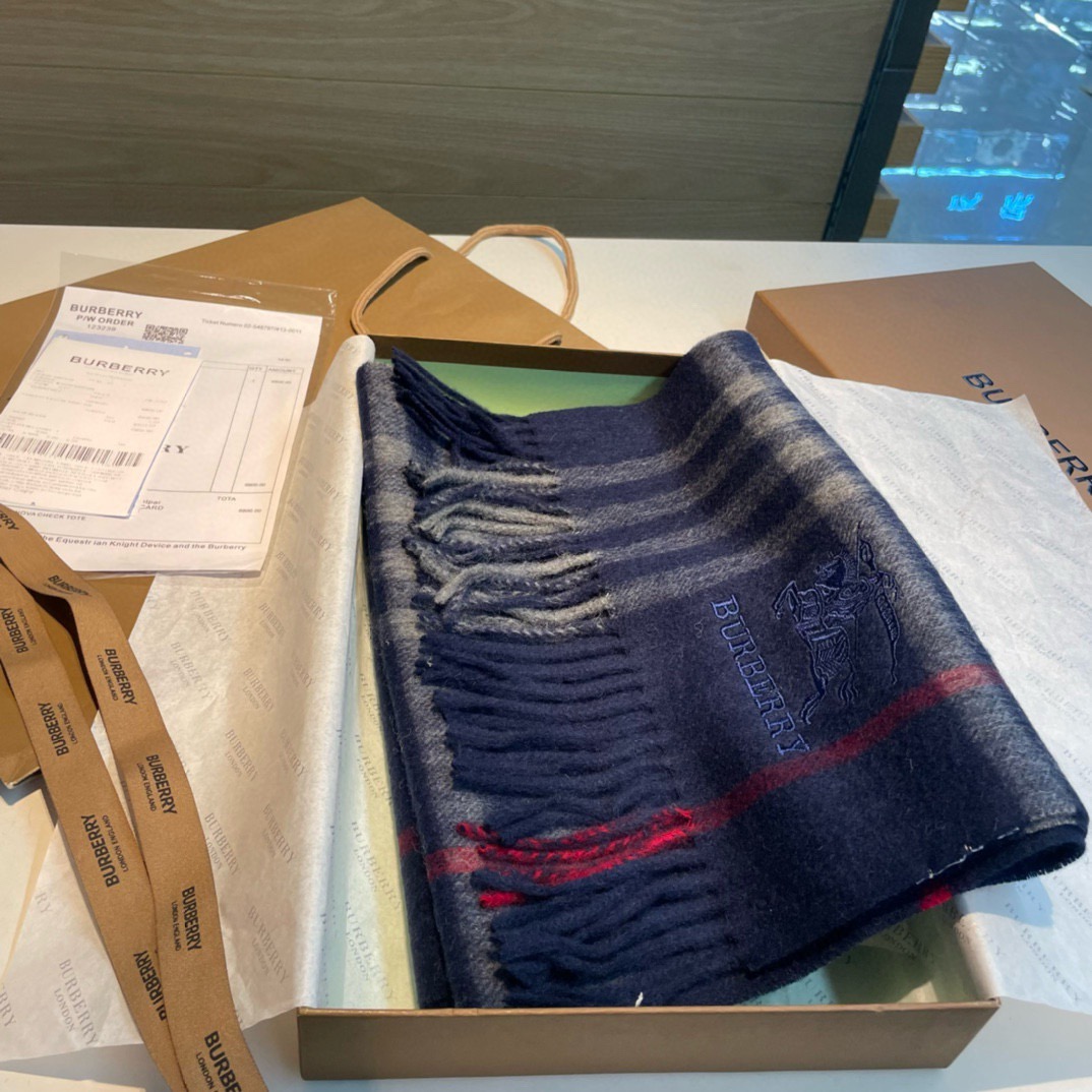 🆕Burberry · 巴宝莉格子围巾❗️好看的要疯掉了，太有型太有魅力了❗️❗️非常斯文时尚的秋冬单品！真的很喜欢，非
