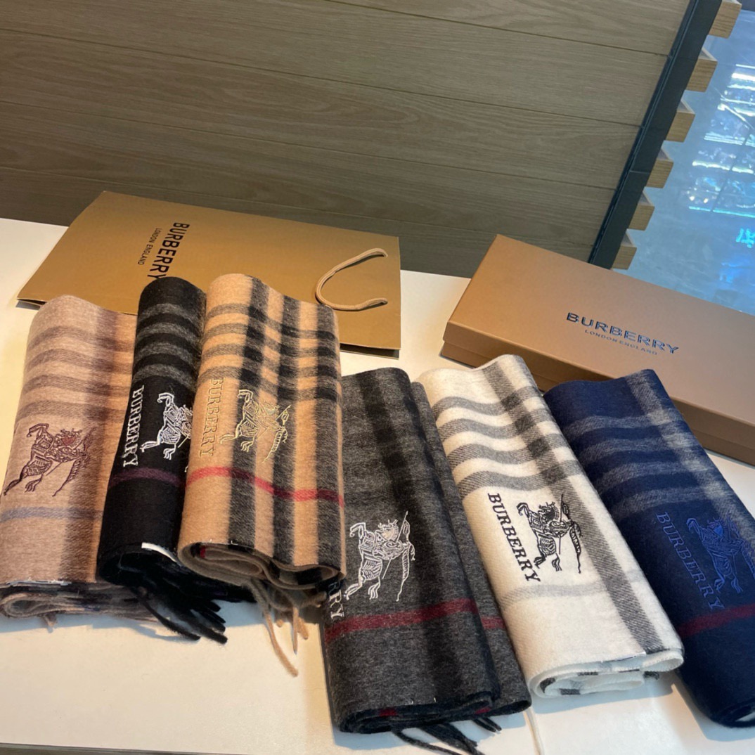 🆕Burberry · 巴宝莉格子围巾❗️好看的要疯掉了，太有型太有魅力了❗️❗️非常斯文时尚的秋冬单品！真的很喜欢，非