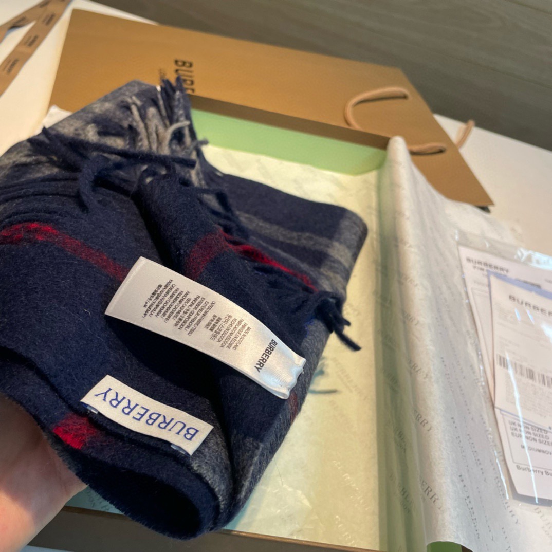 🆕Burberry · 巴宝莉格子围巾❗️好看的要疯掉了，太有型太有魅力了❗️❗️非常斯文时尚的秋冬单品！真的很喜欢，非