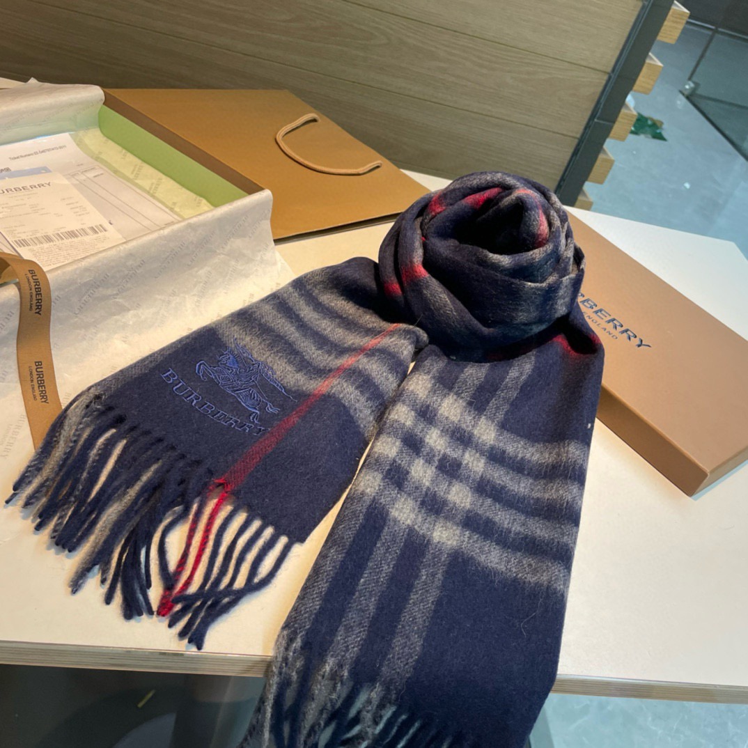 🆕Burberry · 巴宝莉格子围巾❗️好看的要疯掉了，太有型太有魅力了❗️❗️非常斯文时尚的秋冬单品！真的很喜欢，非