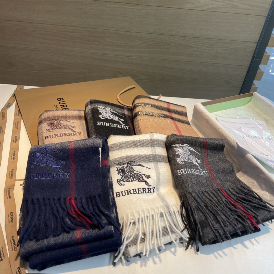 🆕Burberry · 巴宝莉格子围巾❗️好看的要疯掉了,太有型太有魅力了❗️❗️非常斯文时尚的秋冬单品!真的很喜欢,非 🆕Burberry · 巴宝莉格子围巾❗️好看的要疯掉了,太有型太有魅力了❗️❗️非常斯文时尚的秋冬单品!真的很喜欢,非