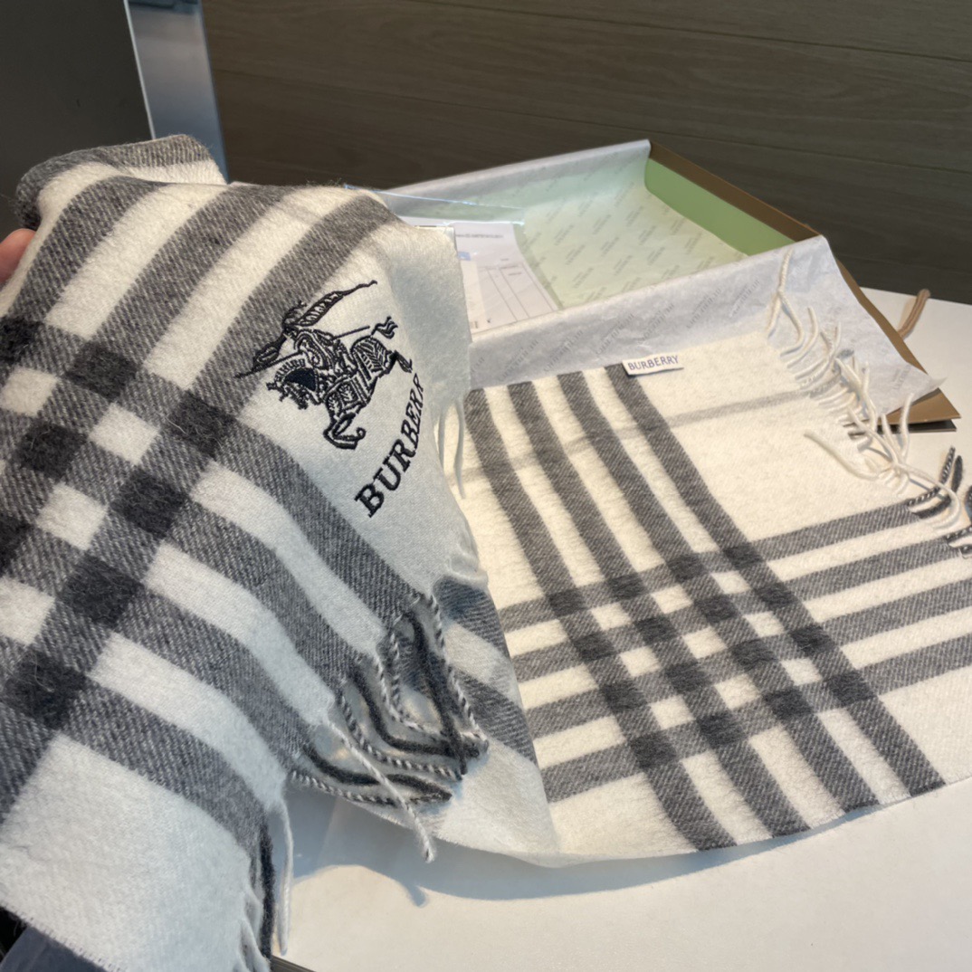 🆕Burberry · 巴宝莉格子围巾❗️好看的要疯掉了,太有型太有魅力了❗️❗️非常斯文时尚的秋冬单品!真的很喜欢,非 🆕Burberry · 巴宝莉格子围巾❗️好看的要疯掉了,太有型太有魅力了❗️❗️非常斯文时尚的秋冬单品!真的很喜欢,非