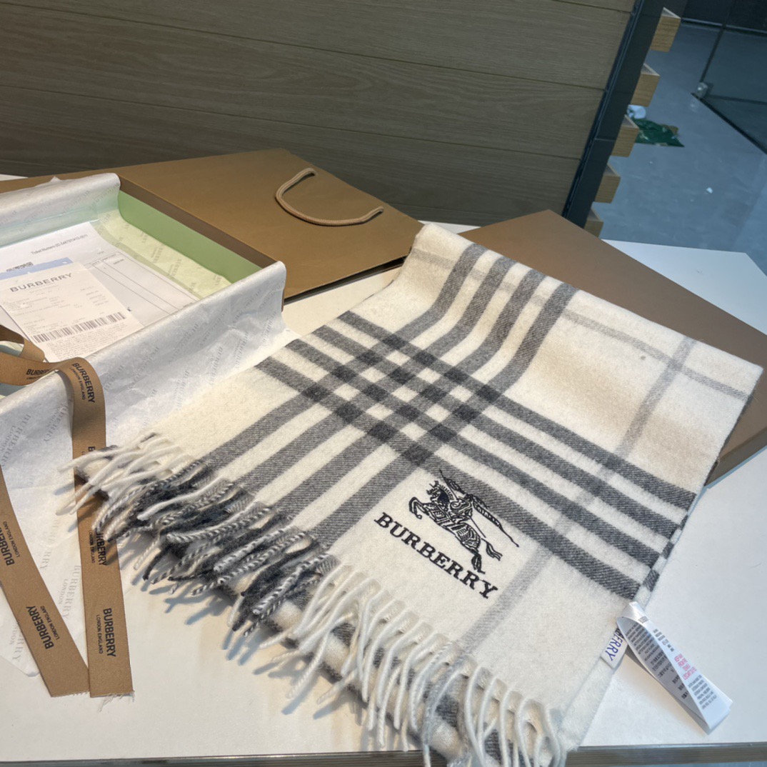 🆕Burberry · 巴宝莉格子围巾❗️好看的要疯掉了,太有型太有魅力了❗️❗️非常斯文时尚的秋冬单品!真的很喜欢,非 🆕Burberry · 巴宝莉格子围巾❗️好看的要疯掉了,太有型太有魅力了❗️❗️非常斯文时尚的秋冬单品!真的很喜欢,非