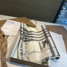 🆕Burberry · 巴宝莉格子围巾❗️好看的要疯掉了,太有型太有魅力了❗️❗️非常斯文时尚的秋冬单品!真的很喜欢,非 🆕Burberry · 巴宝莉格子围巾❗️好看的要疯掉了,太有型太有魅力了❗️❗️非常斯文时尚的秋冬单品!真的很喜欢,非