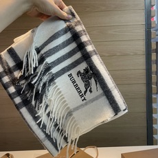 🆕Burberry · 巴宝莉格子围巾❗️好看的要疯掉了,太有型太有魅力了❗️❗️非常斯文时尚的秋冬单品!真的很喜欢,非 🆕Burberry · 巴宝莉格子围巾❗️好看的要疯掉了,太有型太有魅力了❗️❗️非常斯文时尚的秋冬单品!真的很喜欢,非