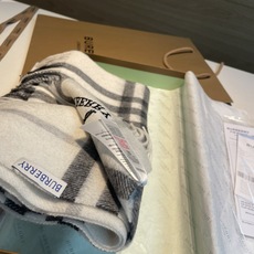 🆕Burberry · 巴宝莉格子围巾❗️好看的要疯掉了,太有型太有魅力了❗️❗️非常斯文时尚的秋冬单品!真的很喜欢,非 🆕Burberry · 巴宝莉格子围巾❗️好看的要疯掉了,太有型太有魅力了❗️❗️非常斯文时尚的秋冬单品!真的很喜欢,非