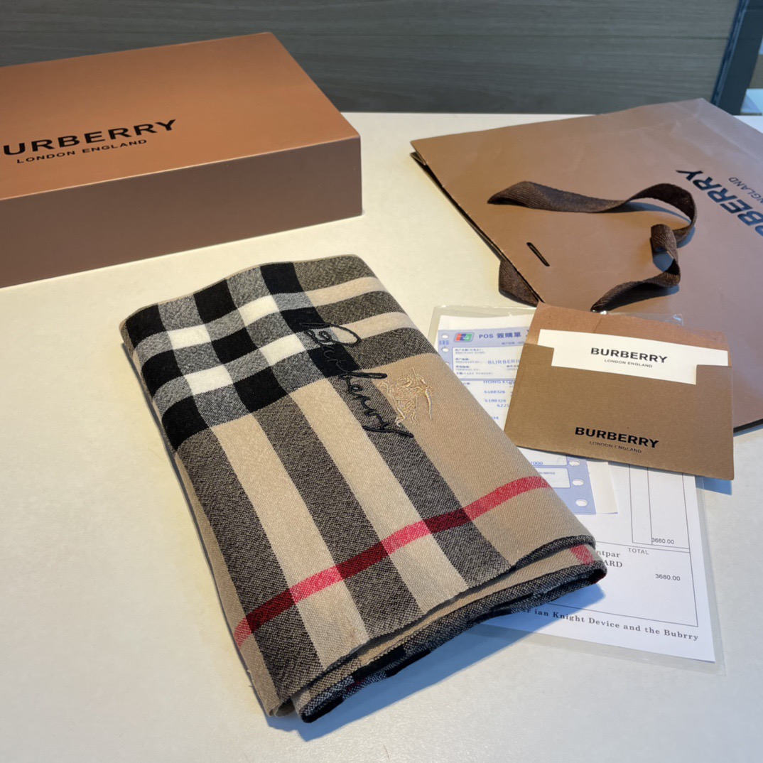 😘😘【英伦格纹】⚜️burberry殿堂级御用推荐❗️出口英国的订单！最新经典混纺系列。来的太是时候了❗️非常适合秋冬，