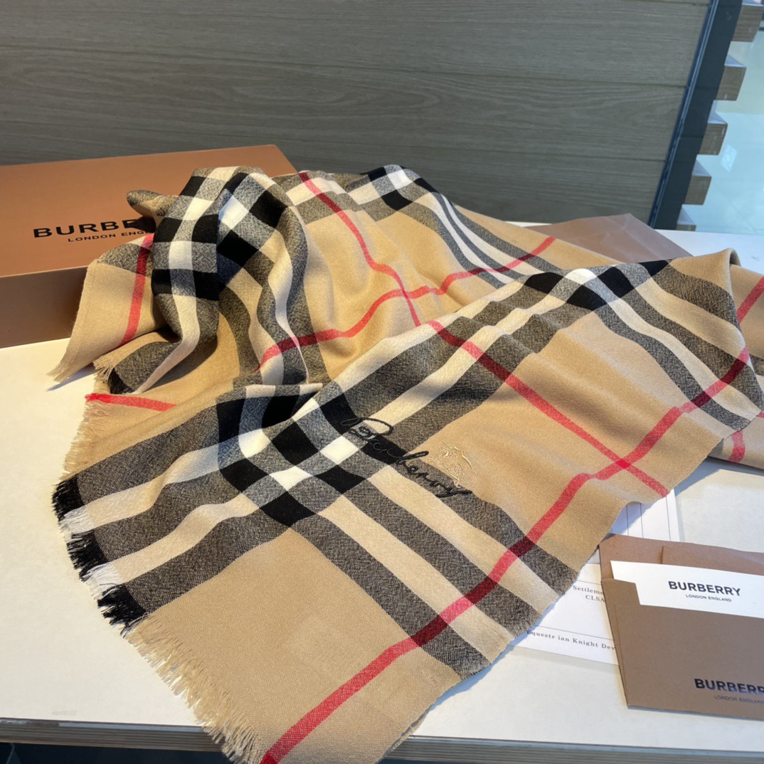😘😘【英伦格纹】⚜️burberry殿堂级御用推荐❗️出口英国的订单！最新经典混纺系列。来的太是时候了❗️非常适合秋冬，
