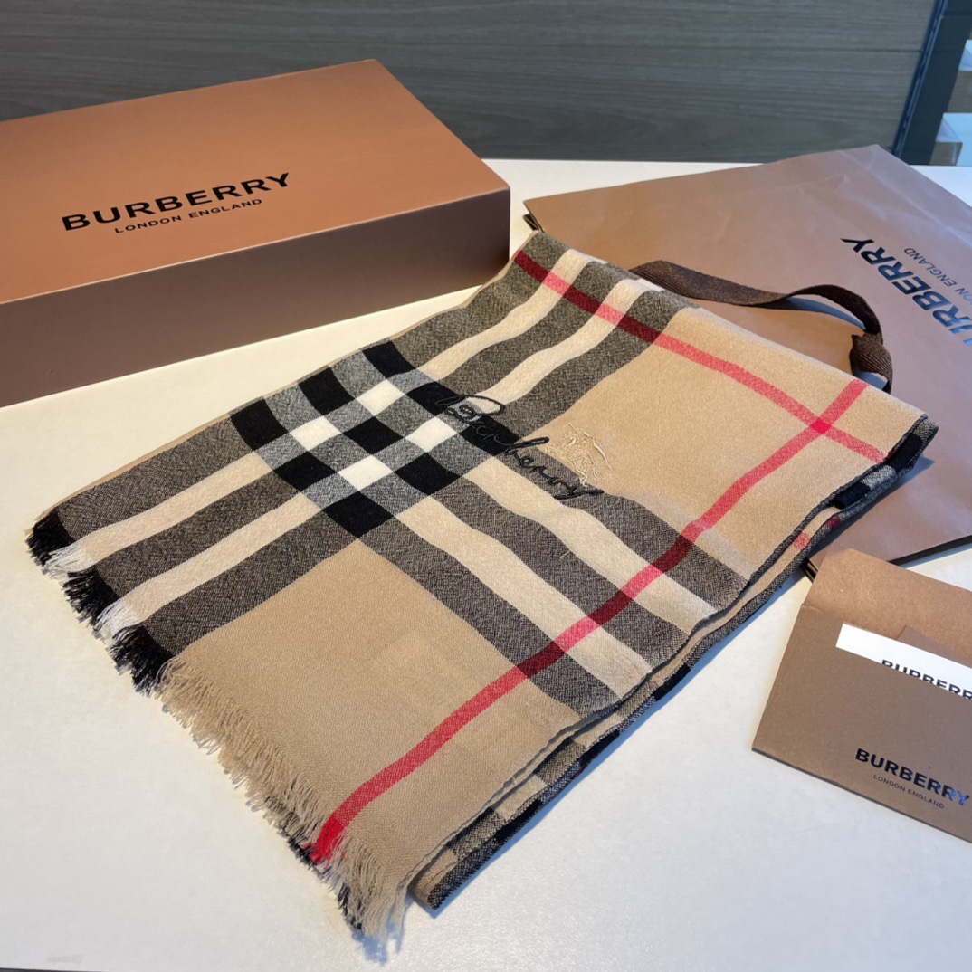 😘😘【英伦格纹】⚜️burberry殿堂级御用推荐❗️出口英国的订单！最新经典混纺系列。来的太是时候了❗️非常适合秋冬，