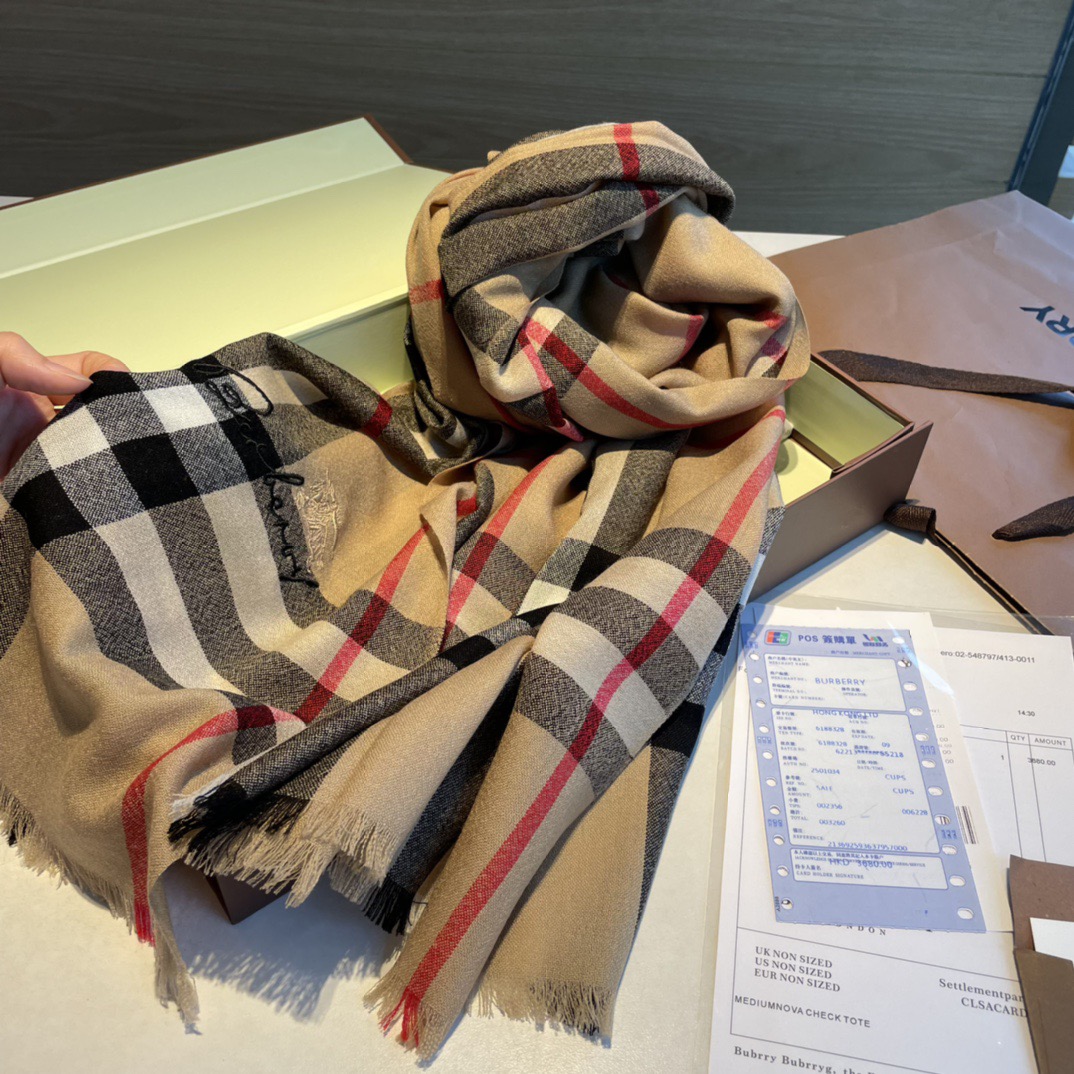 😘😘【英伦格纹】⚜️burberry殿堂级御用推荐❗️出口英国的订单！最新经典混纺系列。来的太是时候了❗️非常适合秋冬，