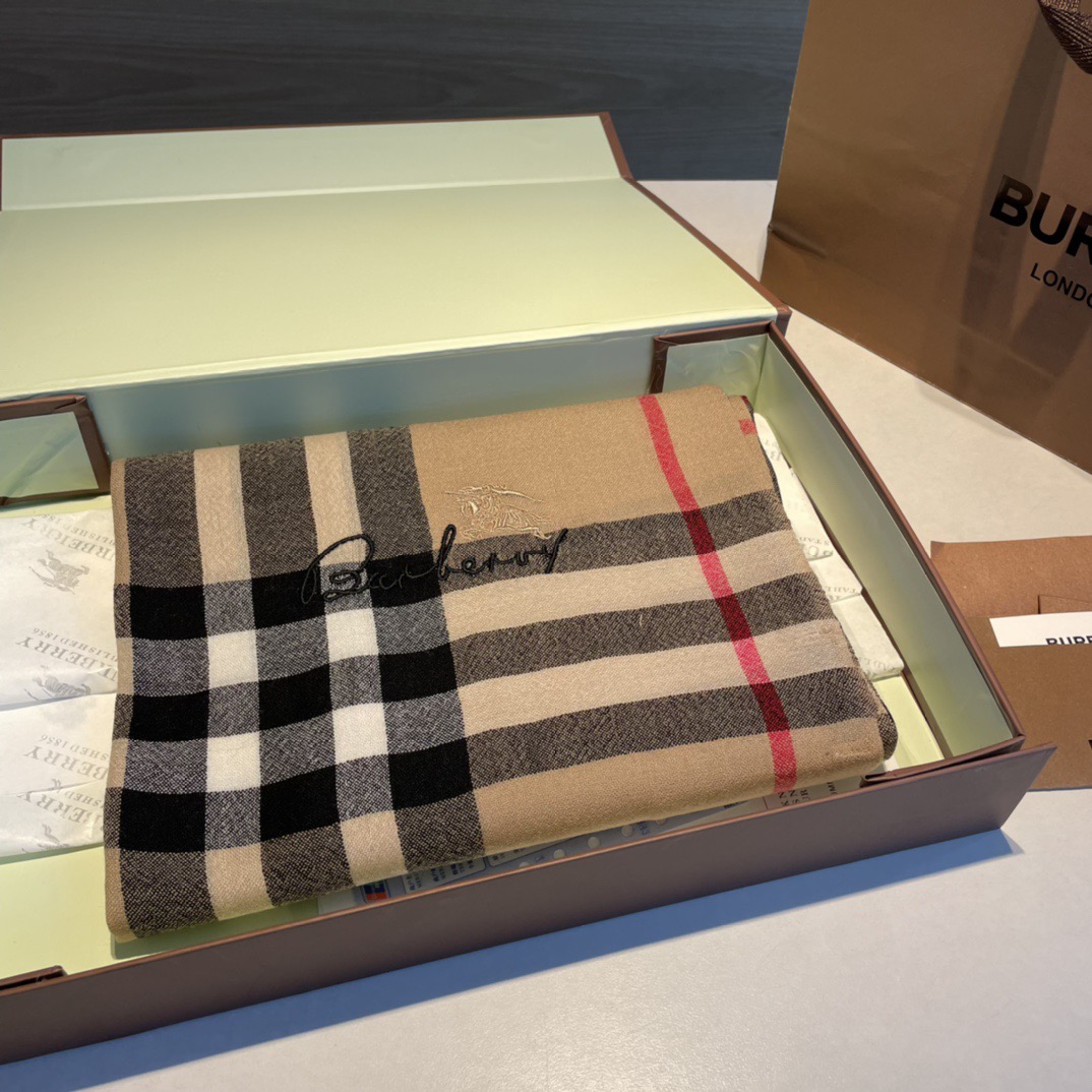 😘😘【英伦格纹】⚜️burberry殿堂级御用推荐❗️出口英国的订单！最新经典混纺系列。来的太是时候了❗️非常适合秋冬，