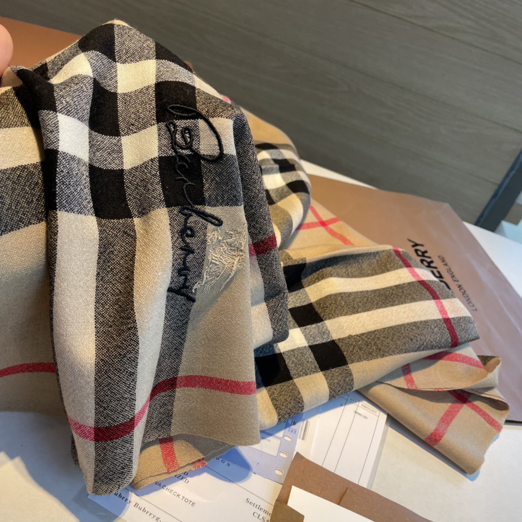 😘😘【英伦格纹】⚜️burberry殿堂级御用推荐❗️出口英国的订单！最新经典混纺系列。来的太是时候了❗️非常适合秋冬，
