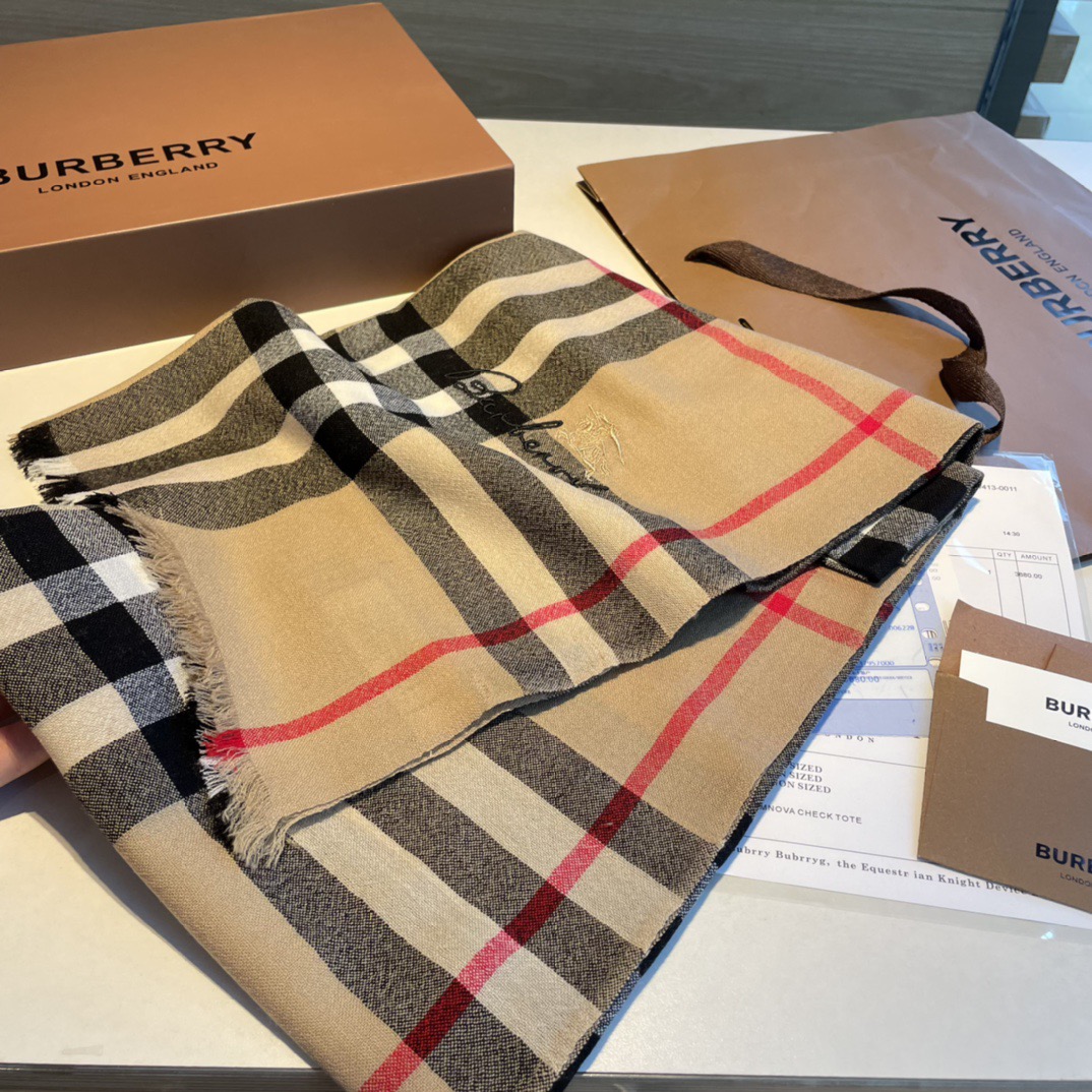 😘😘【英伦格纹】⚜️burberry殿堂级御用推荐❗️出口英国的订单！最新经典混纺系列。来的太是时候了❗️非常适合秋冬，