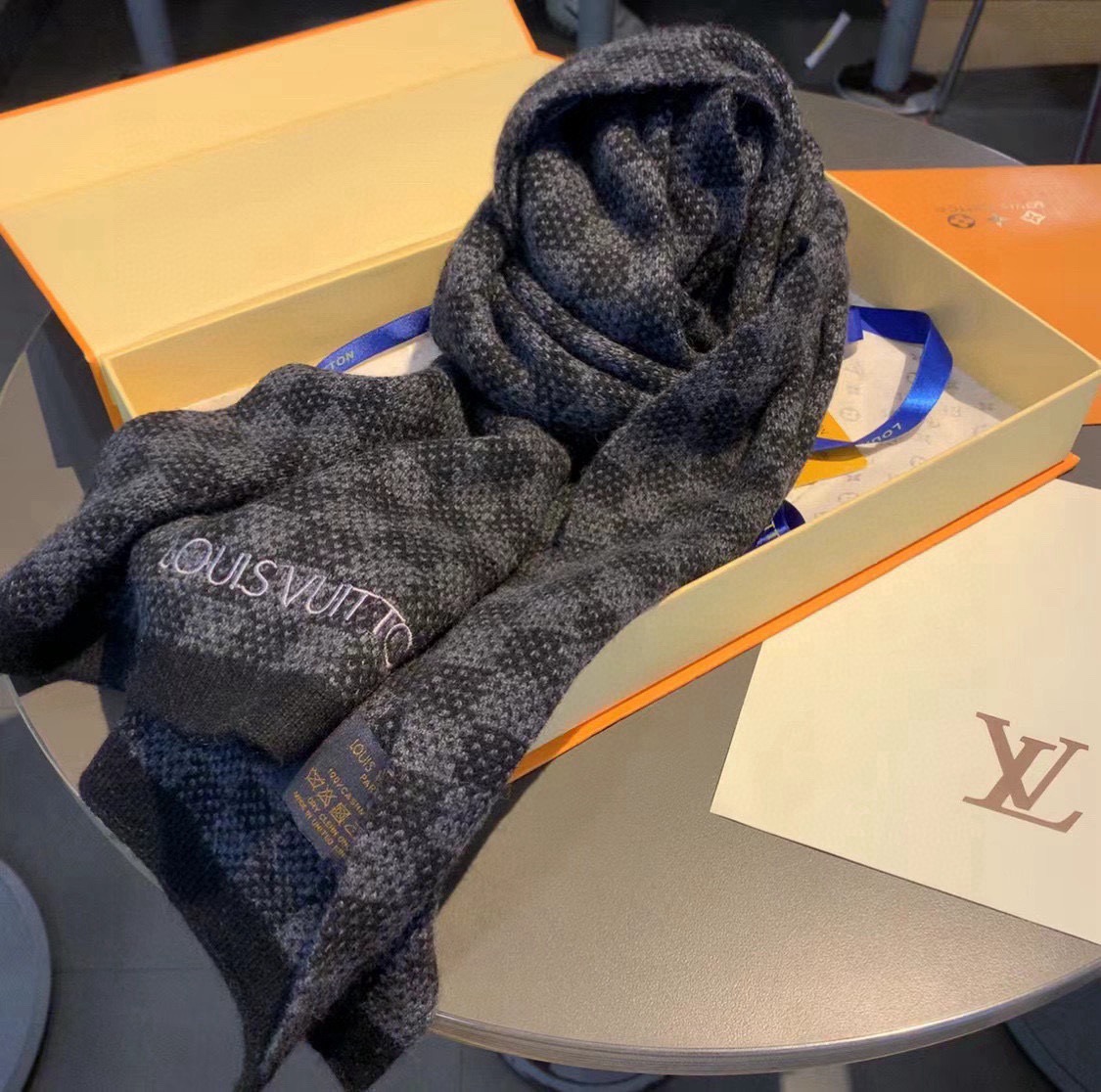 难得的高端男款,家属福利‼️LV刺绣🪡非常正的男士围巾~面料大爱,非常柔软细腻舒服‼️大气简约,超级好看的男神配色,任何 难得的高端男款,家属福利‼️LV刺绣🪡非常正的男士围巾~面料大爱,非常柔软细腻舒服‼️大气简约,超级好看的男神配色,任何
