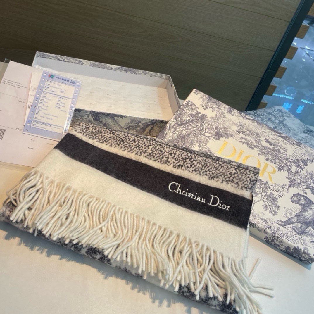 品名:【DIOR 迪奥动物元素流苏长巾】 尺寸:70✖️200CM 材质:100%山羊绒 爆款,专柜最新款式 双面羊绒 品名:【DIOR 迪奥动物元素流苏长巾】 尺寸:70✖️200CM 材质:100%山羊绒 爆款,专柜最新款式 双面羊绒