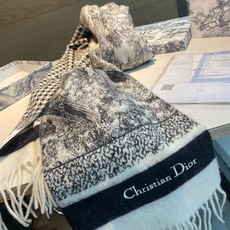 品名:【DIOR 迪奥动物元素流苏长巾】 尺寸:70✖️200CM 材质:100%山羊绒 爆款,专柜最新款式 双面羊绒 品名:【DIOR 迪奥动物元素流苏长巾】 尺寸:70✖️200CM 材质:100%山羊绒 爆款,专柜最新款式 双面羊绒