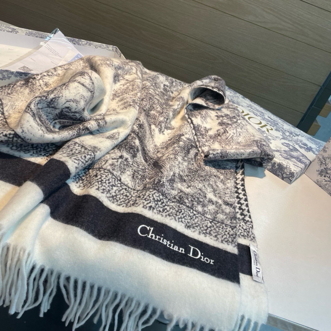 品名:【DIOR 迪奥动物元素流苏长巾】 尺寸:70✖️200CM 材质:100%山羊绒 爆款,专柜最新款式 双面羊绒 品名:【DIOR 迪奥动物元素流苏长巾】 尺寸:70✖️200CM 材质:100%山羊绒 爆款,专柜最新款式 双面羊绒