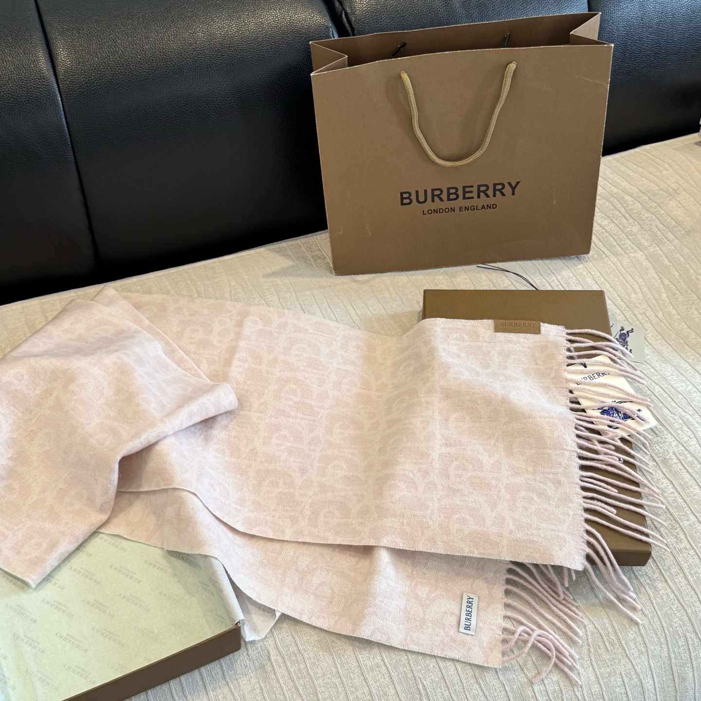 Burberry巴宝莉 围巾🧣难得的高端款!家属福利!非常正的男士围巾~面料大爱,非常柔软细腻舒服,轻度水波纹!大气简约 Burberry巴宝莉 围巾🧣难得的高端款!家属福利!非常正的男士围巾~面料大爱,非常柔软细腻舒服,轻度水波纹!大气简约