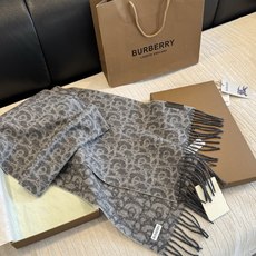Burberry巴宝莉 围巾🧣难得的高端款!家属福利!非常正的男士围巾~面料大爱,非常柔软细腻舒服,轻度水波纹!大气简约 Burberry巴宝莉 围巾🧣难得的高端款!家属福利!非常正的男士围巾~面料大爱,非常柔软细腻舒服,轻度水波纹!大气简约