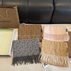 Burberry巴宝莉 围巾🧣难得的高端款!家属福利!非常正的男士围巾~面料大爱,非常柔软细腻舒服,轻度水波纹!大气简约 Burberry巴宝莉 围巾🧣难得的高端款!家属福利!非常正的男士围巾~面料大爱,非常柔软细腻舒服,轻度水波纹!大气简约