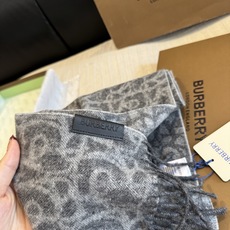 Burberry巴宝莉 围巾🧣难得的高端款!家属福利!非常正的男士围巾~面料大爱,非常柔软细腻舒服,轻度水波纹!大气简约 Burberry巴宝莉 围巾🧣难得的高端款!家属福利!非常正的男士围巾~面料大爱,非常柔软细腻舒服,轻度水波纹!大气简约