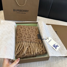 Burberry巴宝莉 围巾🧣难得的高端款!家属福利!非常正的男士围巾~面料大爱,非常柔软细腻舒服,轻度水波纹!大气简约 Burberry巴宝莉 围巾🧣难得的高端款!家属福利!非常正的男士围巾~面料大爱,非常柔软细腻舒服,轻度水波纹!大气简约