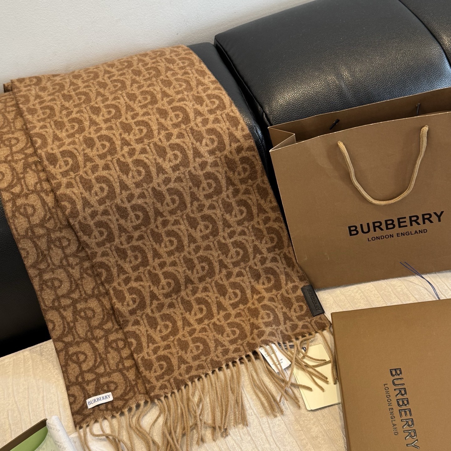 Burberry巴宝莉 围巾🧣难得的高端款!家属福利!非常正的男士围巾~面料大爱,非常柔软细腻舒服,轻度水波纹!大气简约 Burberry巴宝莉 围巾🧣难得的高端款!家属福利!非常正的男士围巾~面料大爱,非常柔软细腻舒服,轻度水波纹!大气简约
