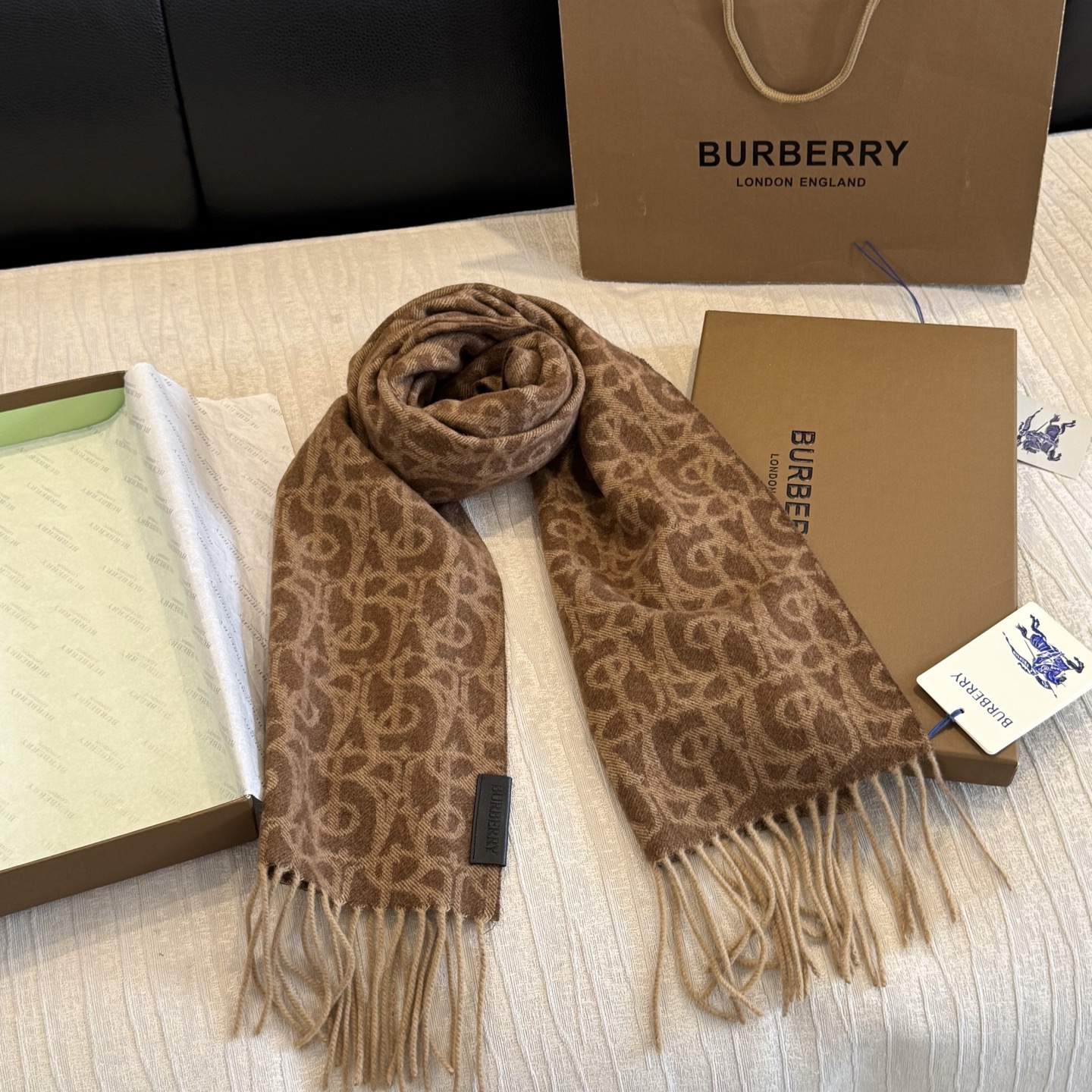 Burberry巴宝莉 围巾🧣难得的高端款!家属福利!非常正的男士围巾~面料大爱,非常柔软细腻舒服,轻度水波纹!大气简约 Burberry巴宝莉 围巾🧣难得的高端款!家属福利!非常正的男士围巾~面料大爱,非常柔软细腻舒服,轻度水波纹!大气简约