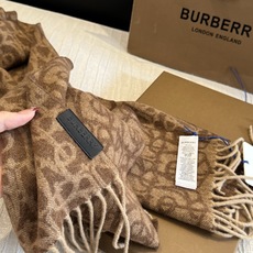 Burberry巴宝莉 围巾🧣难得的高端款!家属福利!非常正的男士围巾~面料大爱,非常柔软细腻舒服,轻度水波纹!大气简约 Burberry巴宝莉 围巾🧣难得的高端款!家属福利!非常正的男士围巾~面料大爱,非常柔软细腻舒服,轻度水波纹!大气简约