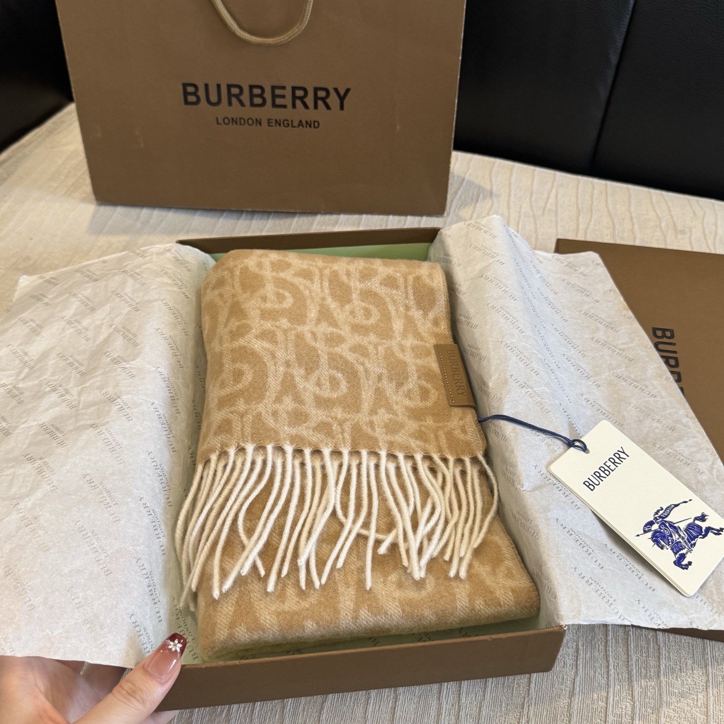 Burberry巴宝莉 围巾🧣难得的高端款!家属福利!非常正的男士围巾~面料大爱,非常柔软细腻舒服,轻度水波纹!大气简约 Burberry巴宝莉 围巾🧣难得的高端款!家属福利!非常正的男士围巾~面料大爱,非常柔软细腻舒服,轻度水波纹!大气简约