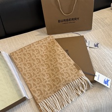 Burberry巴宝莉 围巾🧣难得的高端款!家属福利!非常正的男士围巾~面料大爱,非常柔软细腻舒服,轻度水波纹!大气简约 Burberry巴宝莉 围巾🧣难得的高端款!家属福利!非常正的男士围巾~面料大爱,非常柔软细腻舒服,轻度水波纹!大气简约